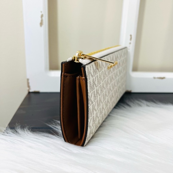 Michael Kors Jet Set Travel Large Three Quarter Zip Wallet - Picture 6 of 15